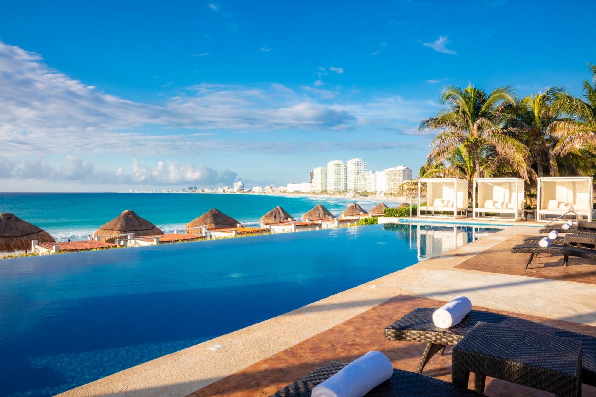Altitude At Krystal Grand Cancun Exterior photo