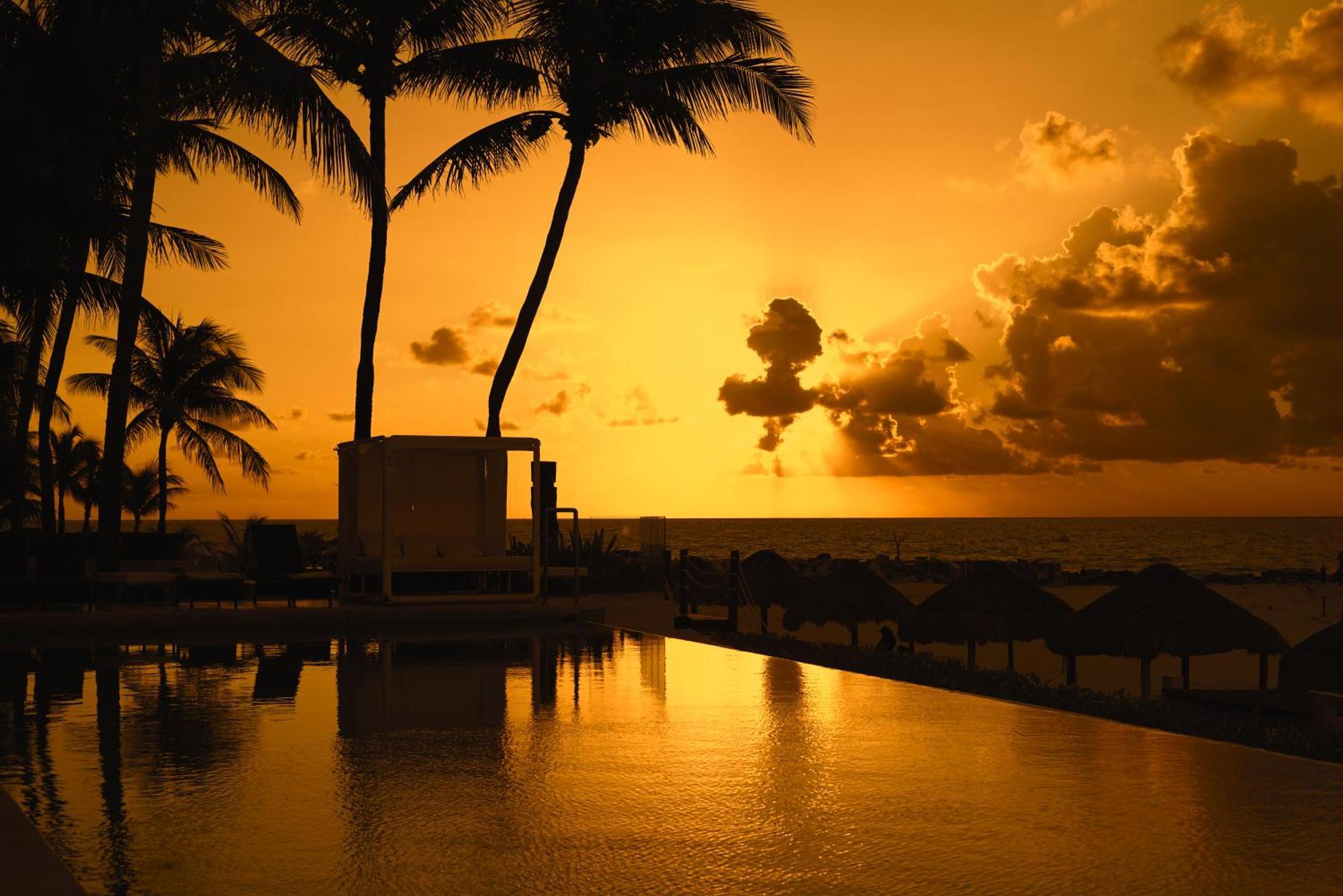 Altitude At Krystal Grand Cancun Exterior photo