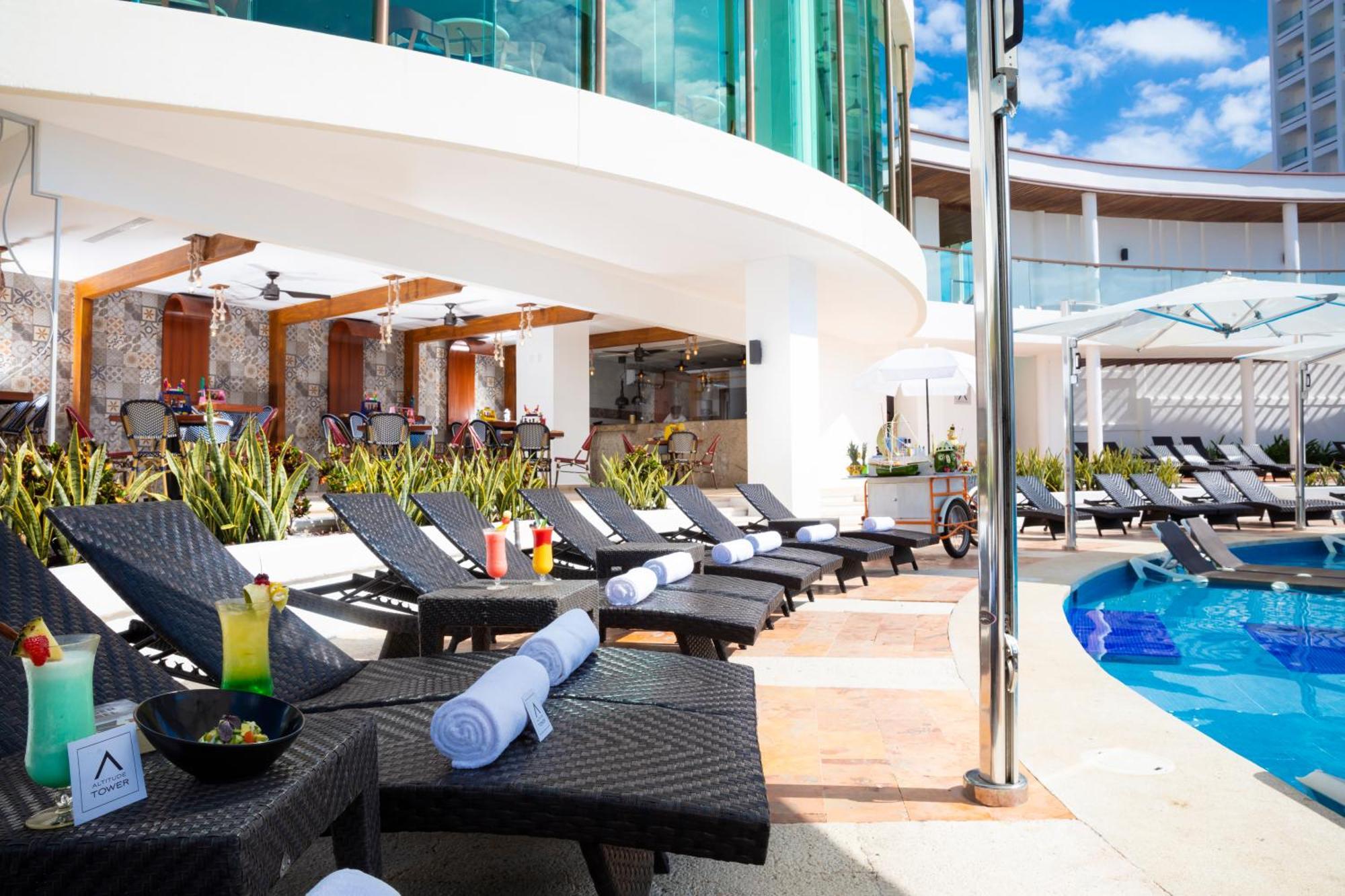 Altitude At Krystal Grand Cancun Exterior photo