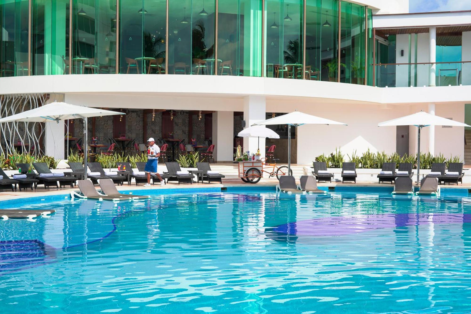 Altitude At Krystal Grand Cancun Exterior photo