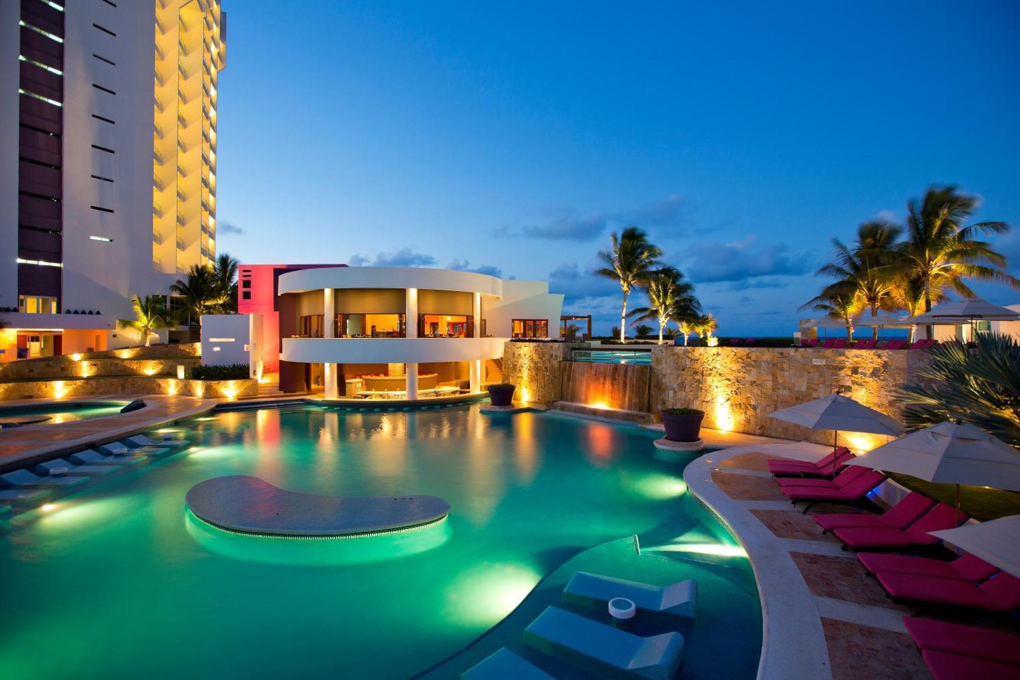 Altitude At Krystal Grand Cancun Exterior photo
