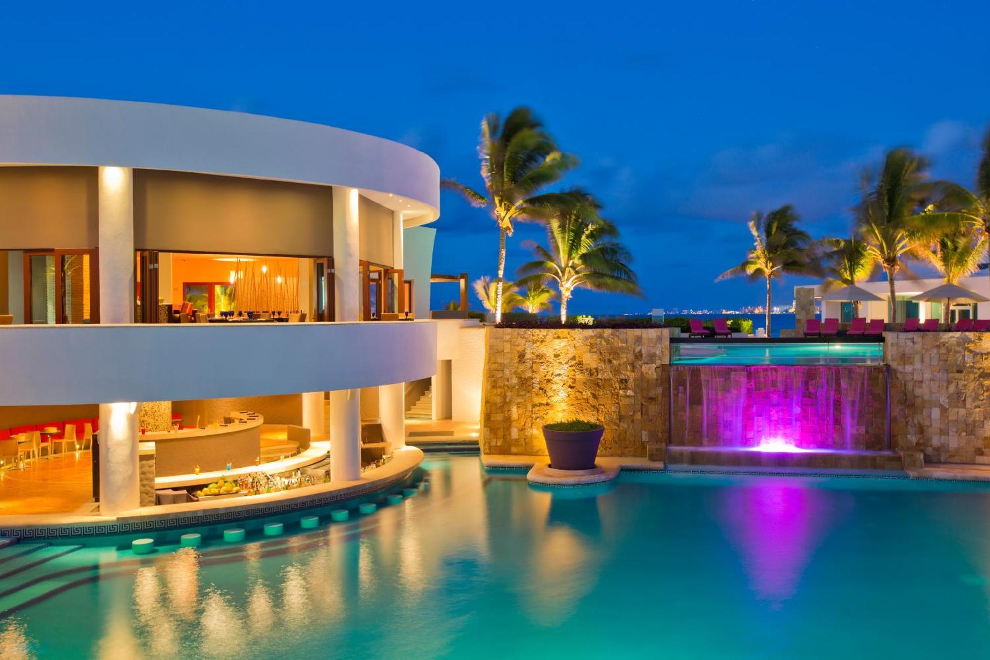 Altitude At Krystal Grand Cancun Exterior photo