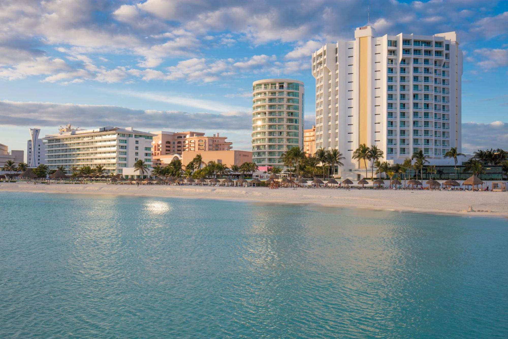 Altitude At Krystal Grand Cancun Exterior photo