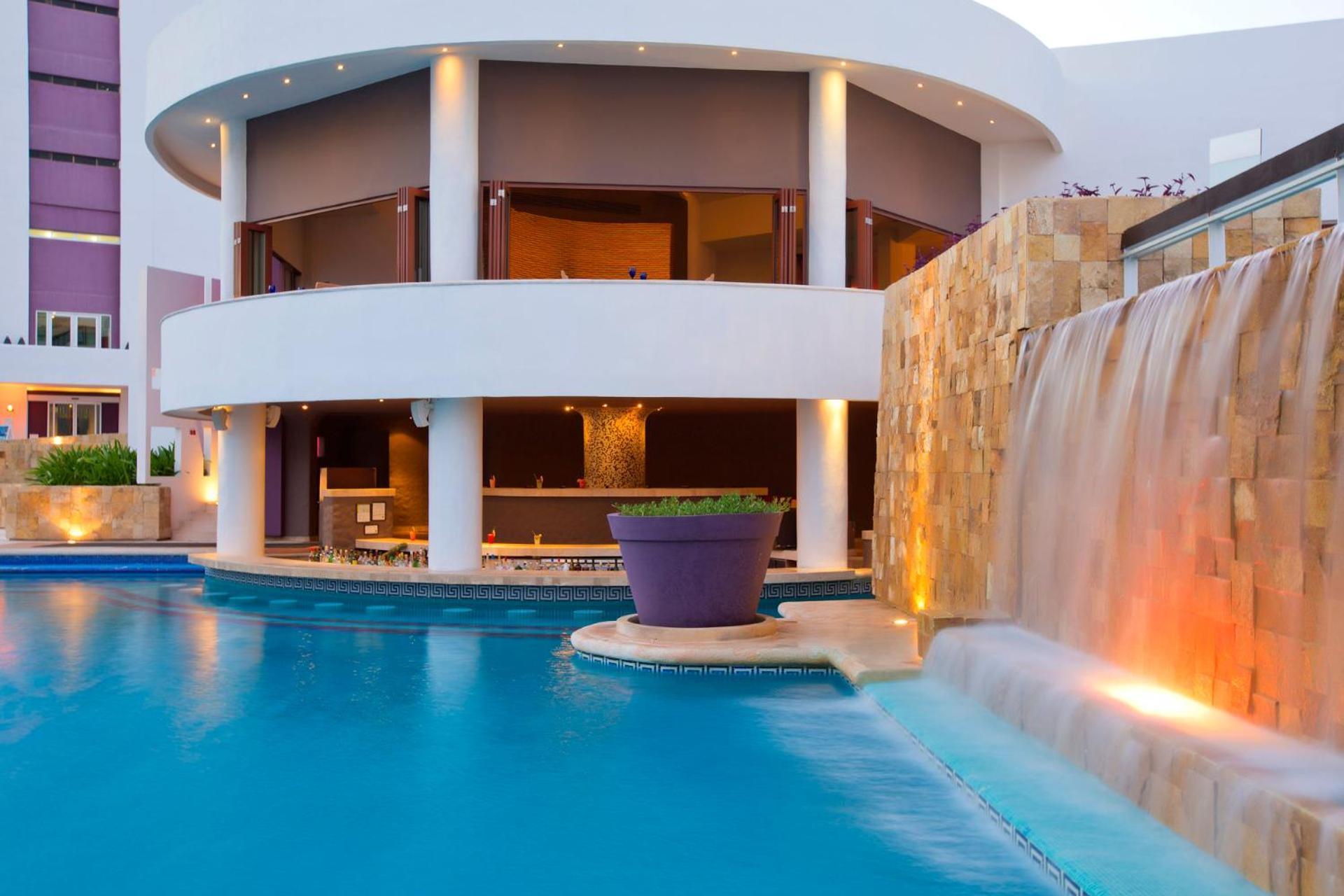 Altitude At Krystal Grand Cancun Exterior photo