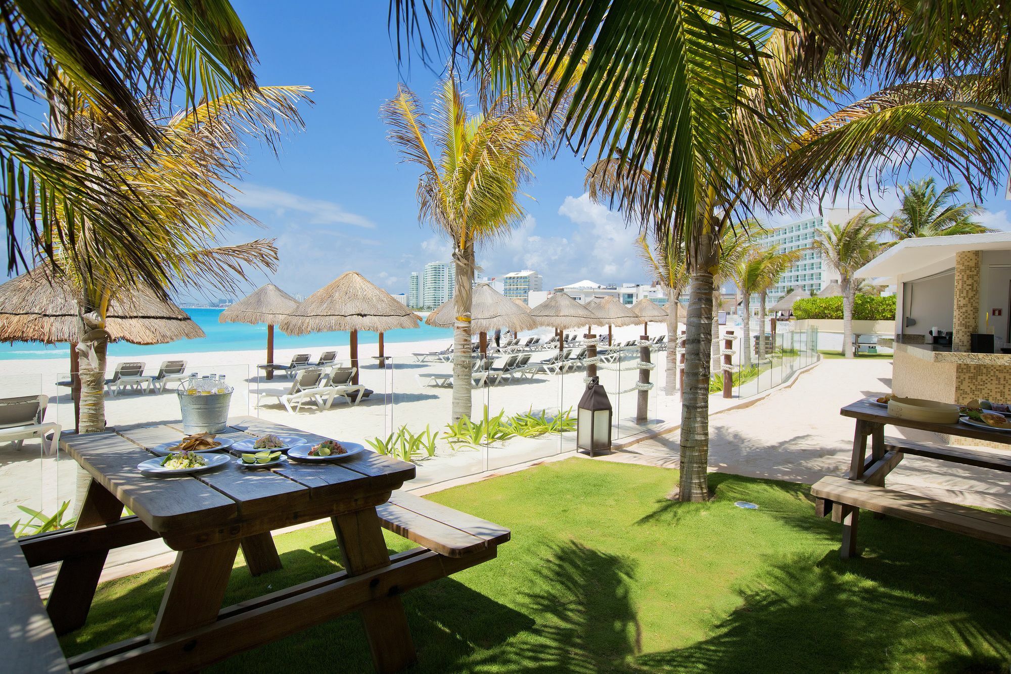 Altitude At Krystal Grand Cancun Exterior photo