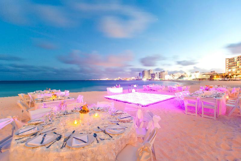 Altitude At Krystal Grand Cancun Exterior photo