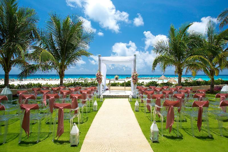 Altitude At Krystal Grand Cancun Exterior photo